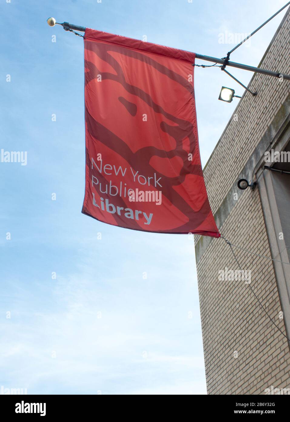 Über der Inwood-Filiale in Manhattan hängt ein Logo-Banner für die New York Public Library. Stockfoto