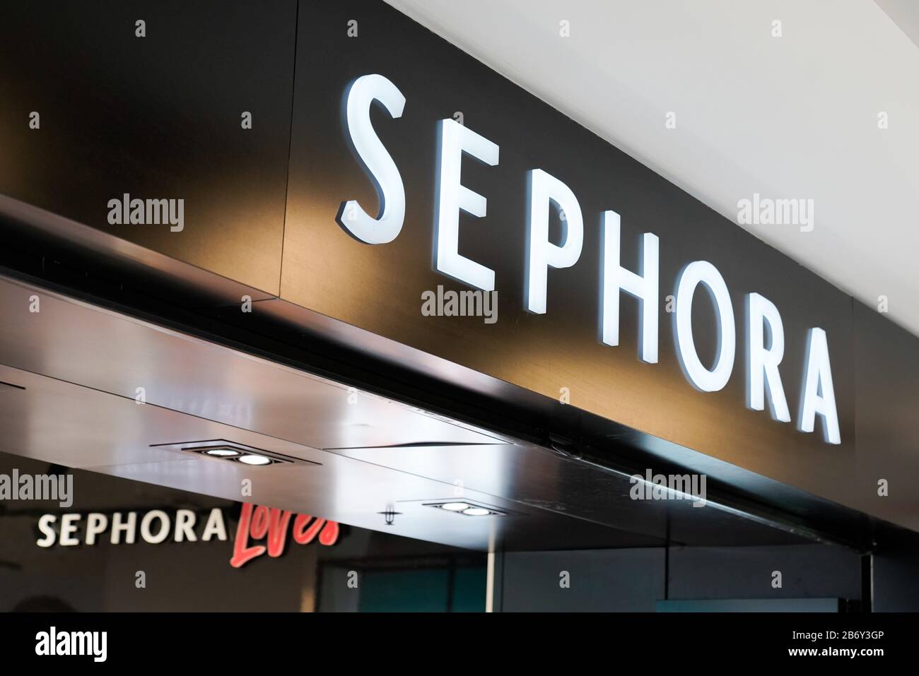 Bordeaux, Aquitanien/Frankreich - 01 15 2020: Sephora-Logo-Shop französische Kette von Kosmetikgeschäften Stockfoto