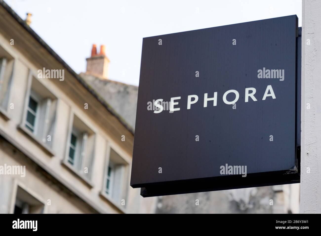 Bordeaux, Aquitanien/Frankreich - 02 02 2020: Sephora Black Shop Sign Logo French Brand Store Cosmetics Chain Stockfoto