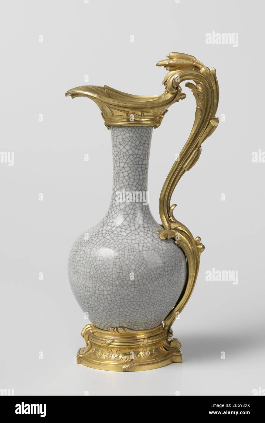 Kan Eivormige vaas traf een verguld bronzen montuur Eivormige vaas van porselein, bedekt met een gecraqueleerd, grijs glazuur. De vaas ist gevat in een later verguld bronzen montuur (ca. 1755-60) traf Bladranken en Bloemen (Akanthus, Iris), Stockfoto