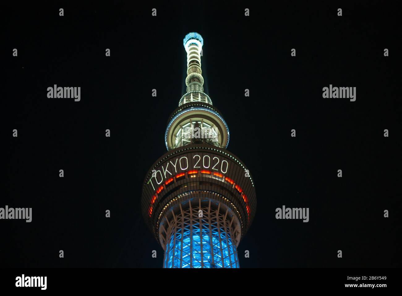 Tokio, Japan - 29. Juli 2019: Der skytree Tower wird nachts beleuchtet und kündigt die olympischen spiele in Tokio 2020 an. Stockfoto