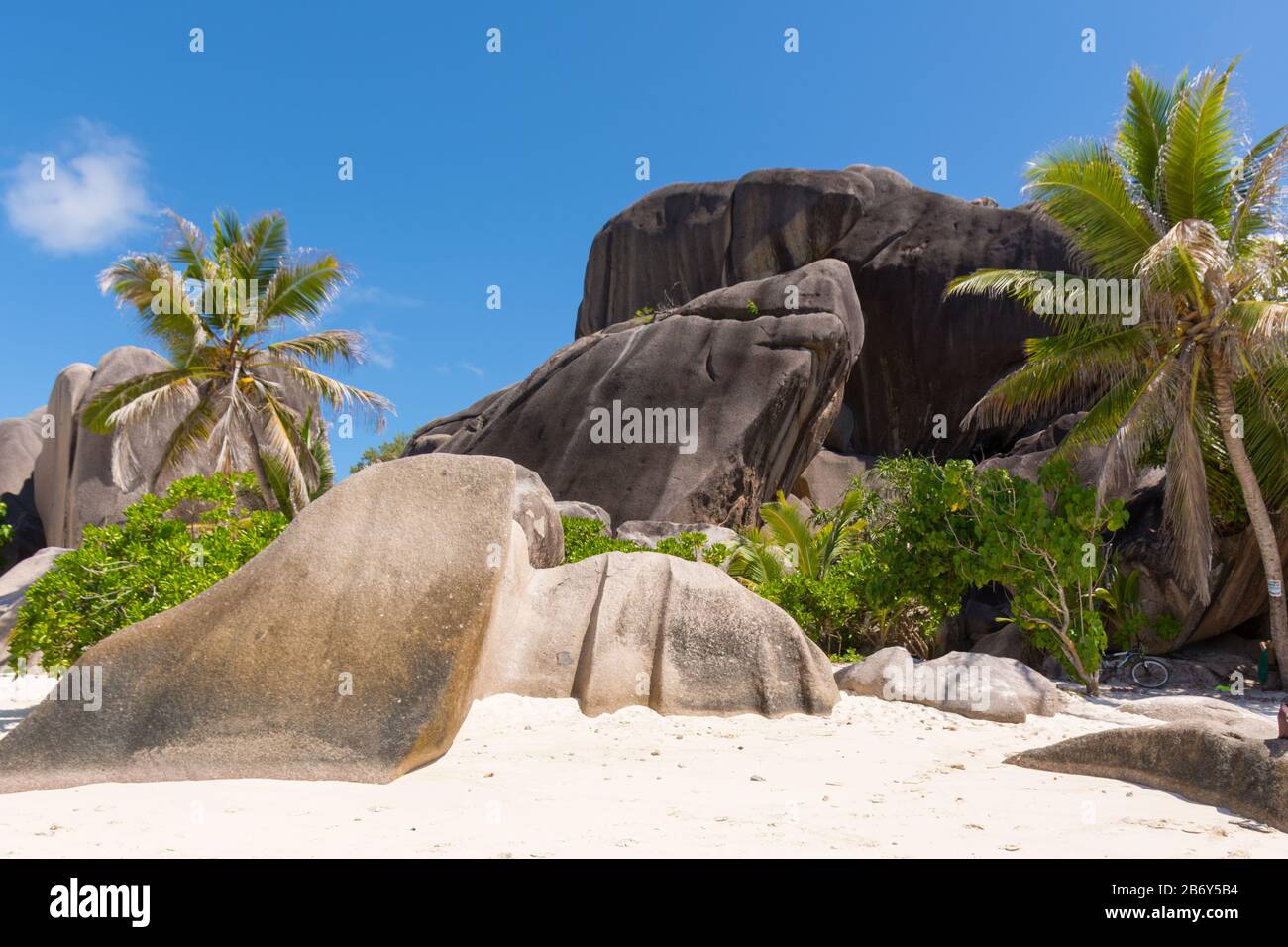 Riesige Granitfelsen auf Anse Source D'argent, dem bekanntesten und am meisten fotografierten Strand auf der Insel La Digue auf den Seychellen. Stockfoto