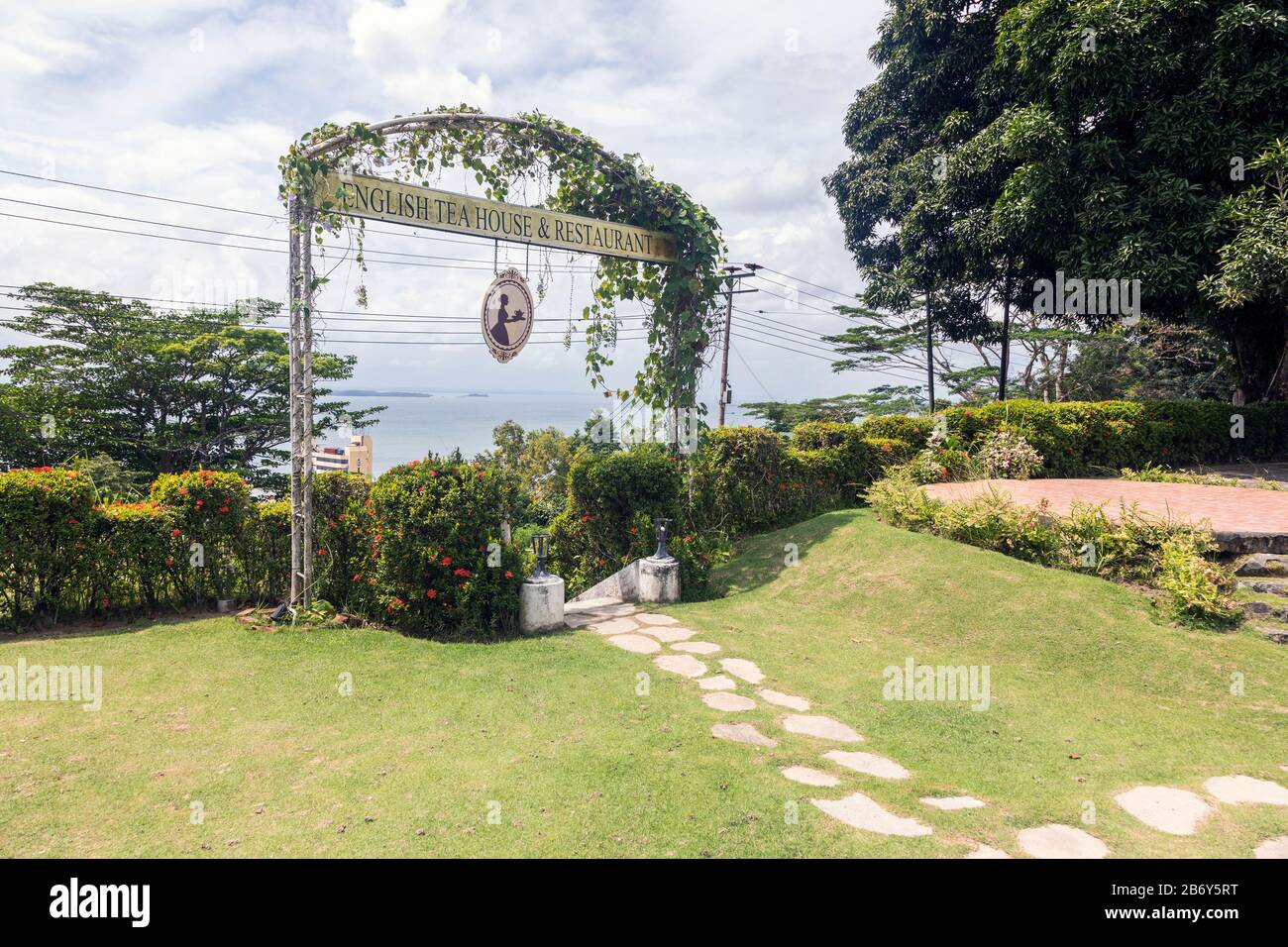 English Teahouse and Restaurant, Sabah, Sandakan, Malaysia, eine beliebte Touristenattraktion, wurde 2002 eröffnet und im Stil der britischen Kolonialzeit erbaut Stockfoto