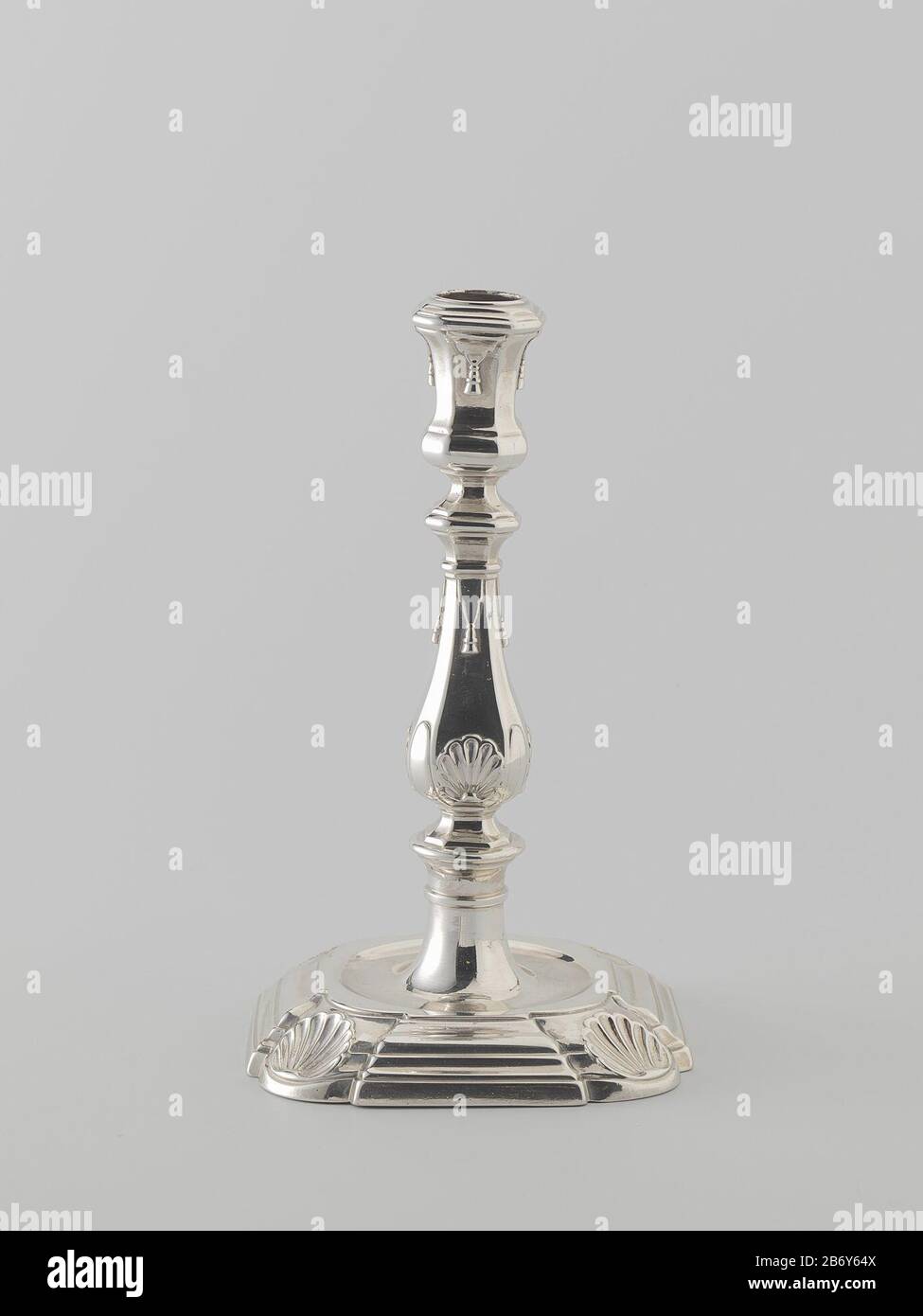 Kandelaar op vierkante voet met inspringende, ronde hoeken versierd met schelpen Kandelaar van zilver. De vierkante, geprofileerde, zich verjongende voet heeft inspringende, ronde hoeken die zijn versierd met een schelp. In de vlakke bovenzijde bevindt zich een ronde verdiping Stockfoto