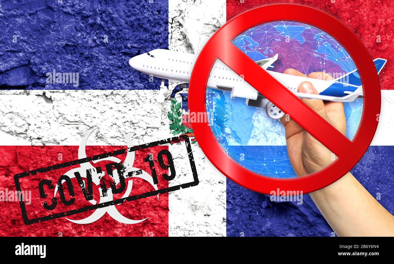 Die neue Coronavirus Krankheit mit dem Namen COVID - 19, mit der Flagge der Dominikanischen Republik, die gegen eine gerissene Wand gezeigt wird, enthält das Konzept eines Flugverbots Stockfoto