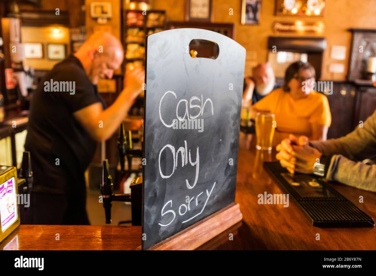England, London, "nur Cash"-Anmeldung am Pub-Schalter Stockfoto