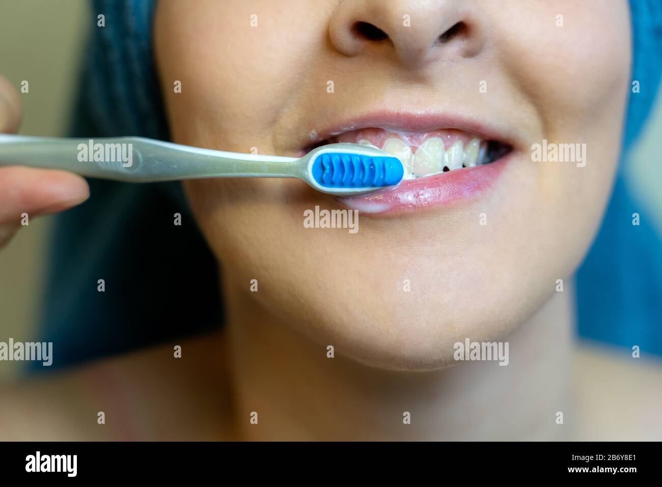 Frau wascht ihre Zähne wirklich, nachdem sie täglich duscht. Stockfoto