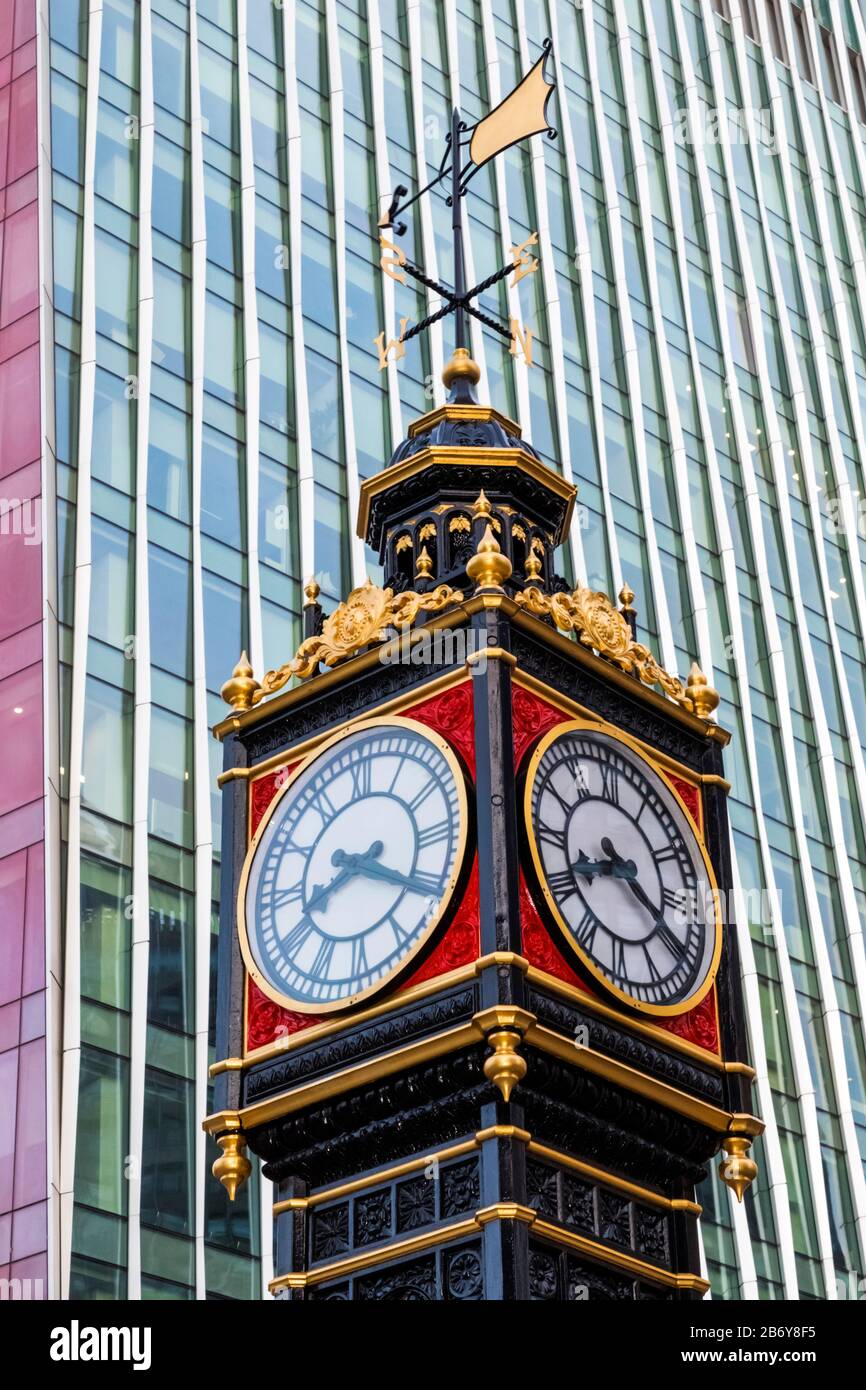 England, London, Westminster, Victoria, Little Ben, Gusseiserner Miniatur-Uhrturm Stockfoto