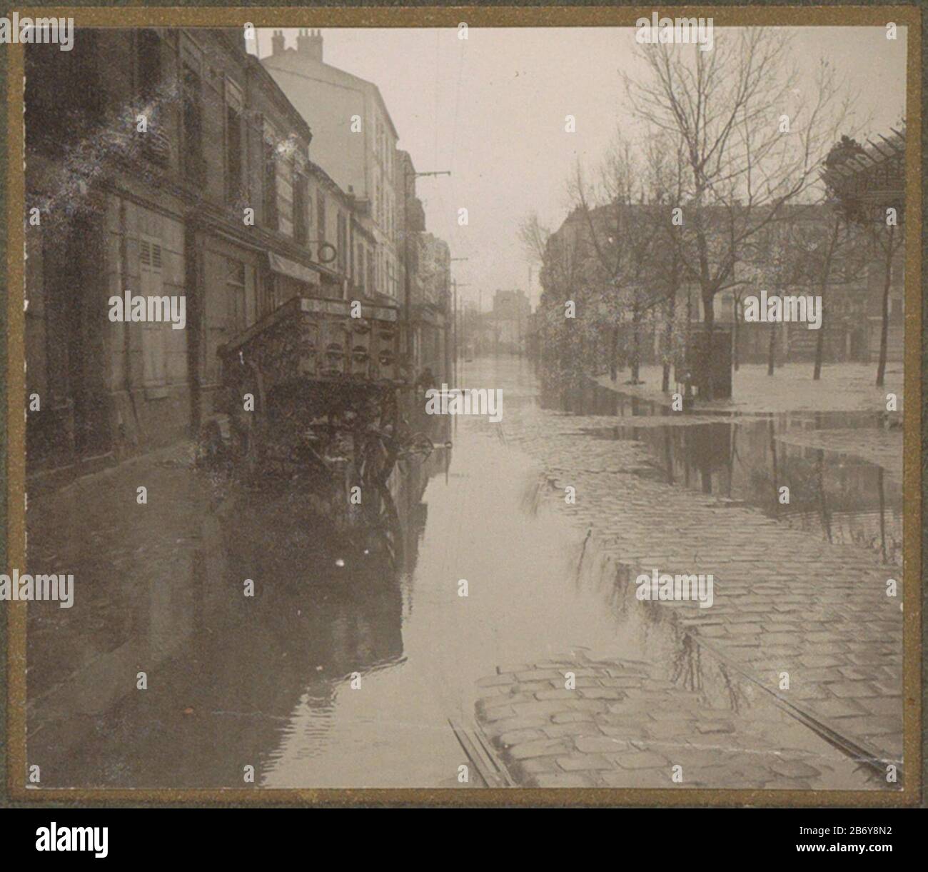 Kar in ondergelopen straat tijdens overstroming van Parijs Onderdeel van fotoalbum overstroming Parijs en voorsteden 1910. Hersteller : fotograaf: G. DangereuxPlaats Herstellung: Parijs dating: Jan-1910 Physische Kenmerken: Matt daglichtcollodiumzilverdruk platinagetoond Material: Fotopapier Techniek: Matt daglichtcollodiumzilverdruk Abmessungen: H 52 mm × b 60 mm Betreff: Flut (+) (+) Stockfoto