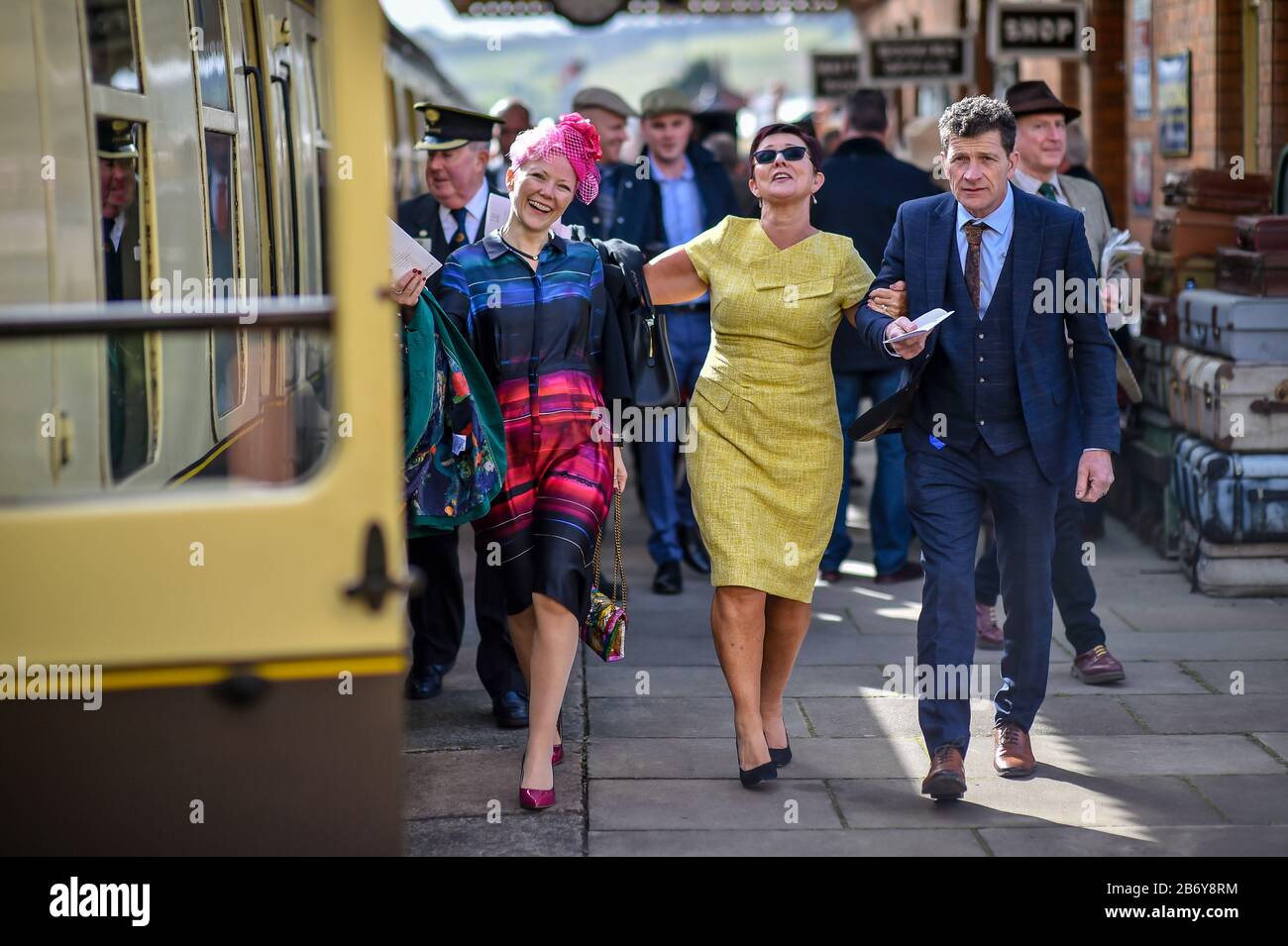 Racegoers kommen am Bahnhof Toddington in Gloucestershire an, wo sie einen Dampfzugdienst zu Cheltenham Rennen, der während des Festivals läuft, abholen. Stockfoto