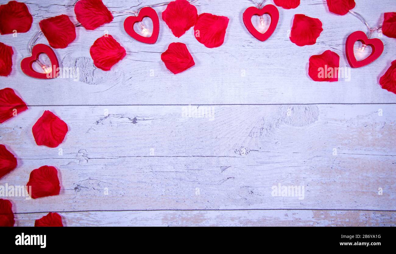 Ein Zeichen der Liebe am Valentinstag, dem 14. Februar. Eine Zeit des Jahres, in der alle ihre Zuneigung zu ihren Partnern oder denen, die sie bewundern, zeigen. Stockfoto