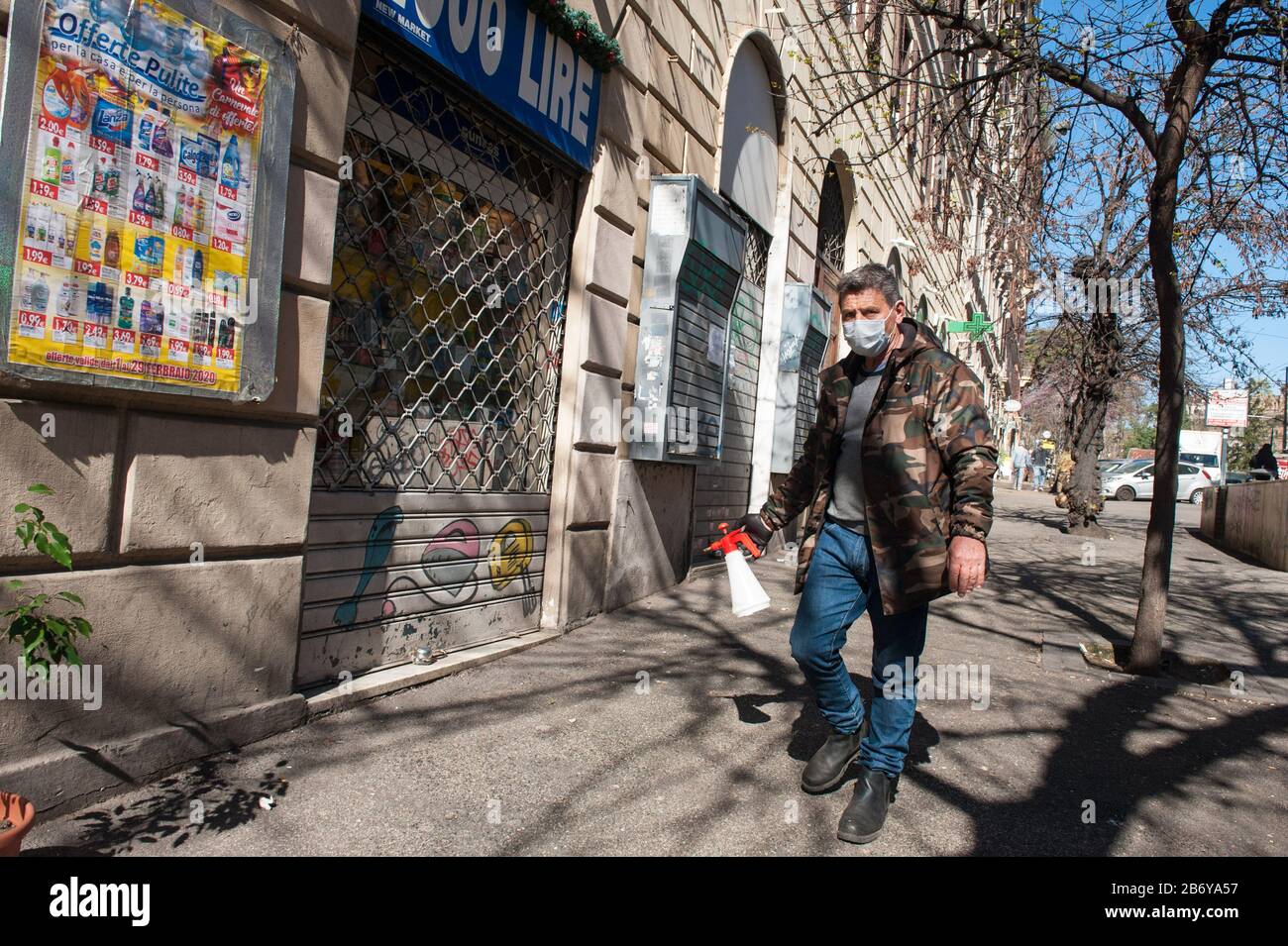ROM seit Coronavirus. Das restriktive Dekret der Regierung dehnte die "Schutzzone" auf das gesamte Staatsgebiet aus. Stockfoto