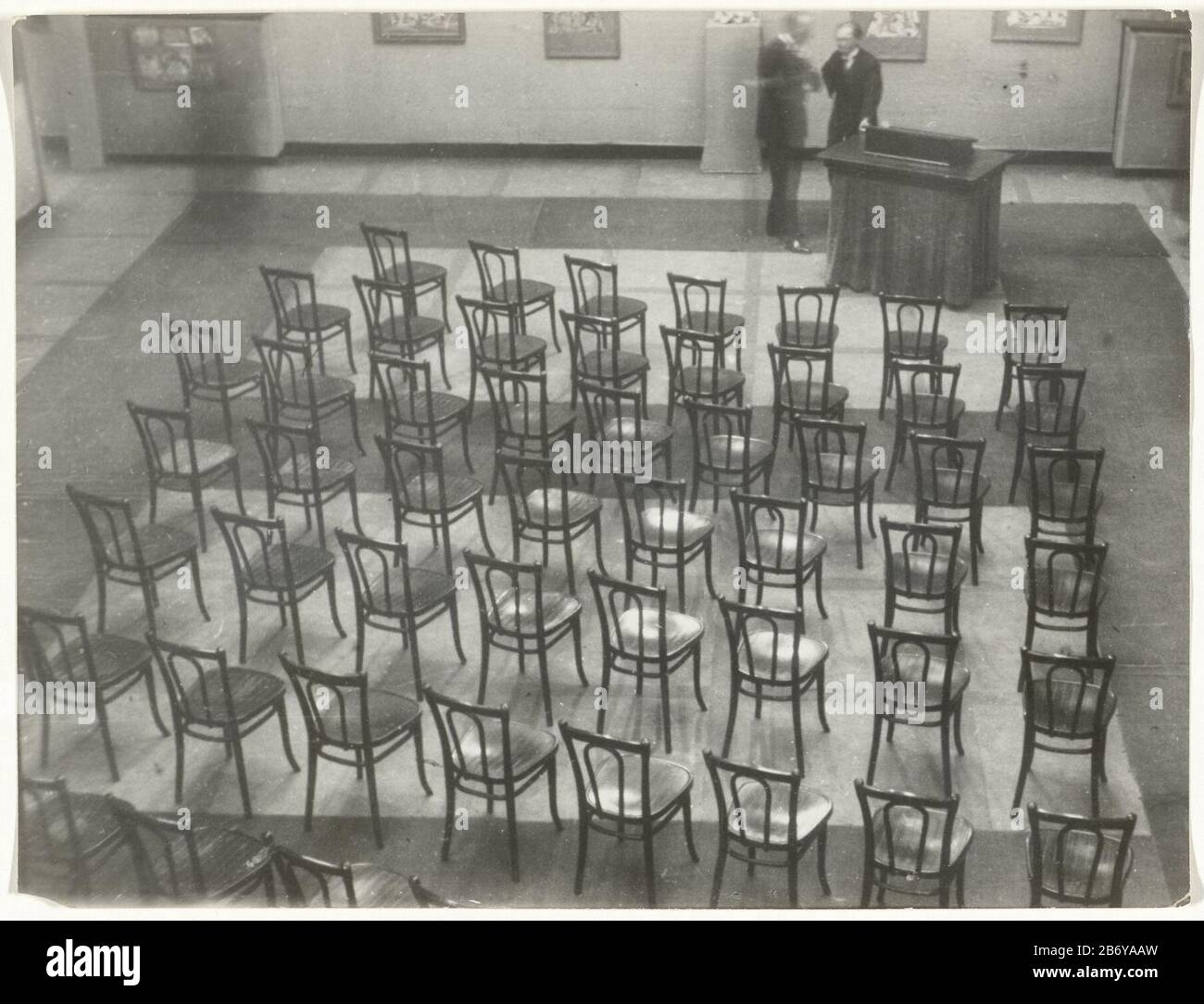 Karl Mit Konrad Adenauer ein leerer Raum mit Stühlen, evtl. Museum für Kunstgewerbe Köln Objekttyp: Fotografien Artikelnummer: RP-F 1996-286 Aufschriften / Marken: Unterschrift und Datum 'Stamp verso: Hannes flach / Köln-Zollstock / Kanalstraße 110 / Ruf 92584.'inscriptie 'Verso in Stift: Karl Wirth + Adenauer' Hersteller: Fotograf: Hannes flach (Listed Property) Ort Herstellung: Köln Datum: 1925 - 1933 Physikalische Merkmale: Gelatine Silberdruck auf Papiermaterial: Papierpapiertechnik: Gelatine Silberdruck Abmessungen: Foto: H 179 mm × W 234 mm Stockfoto