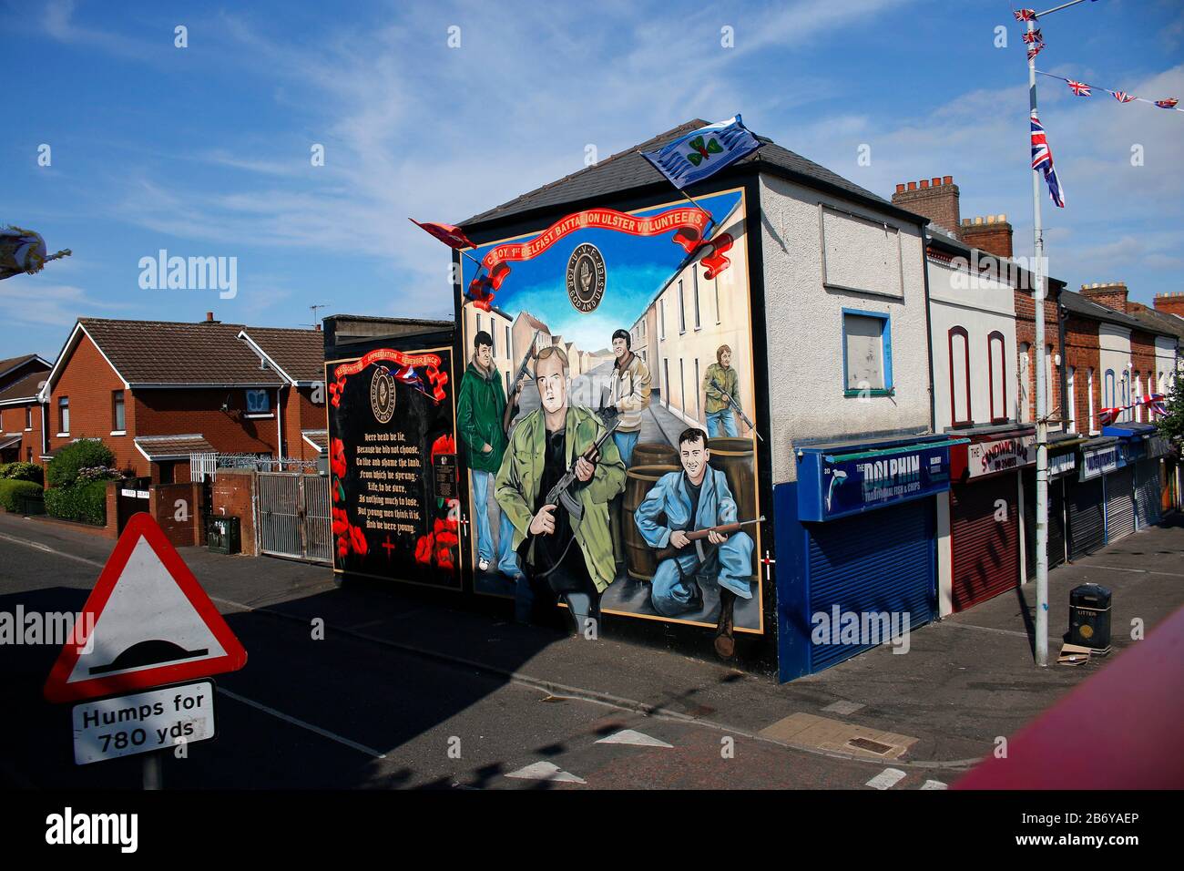 Wandbild/Wandbild, das an den Buergerkrieg erinnert und eine Miliz mit dem Namen 'UVF, Ulster Freiwillige" ehrt, im protestantischen Teil Belfasts, Schaft Stockfoto