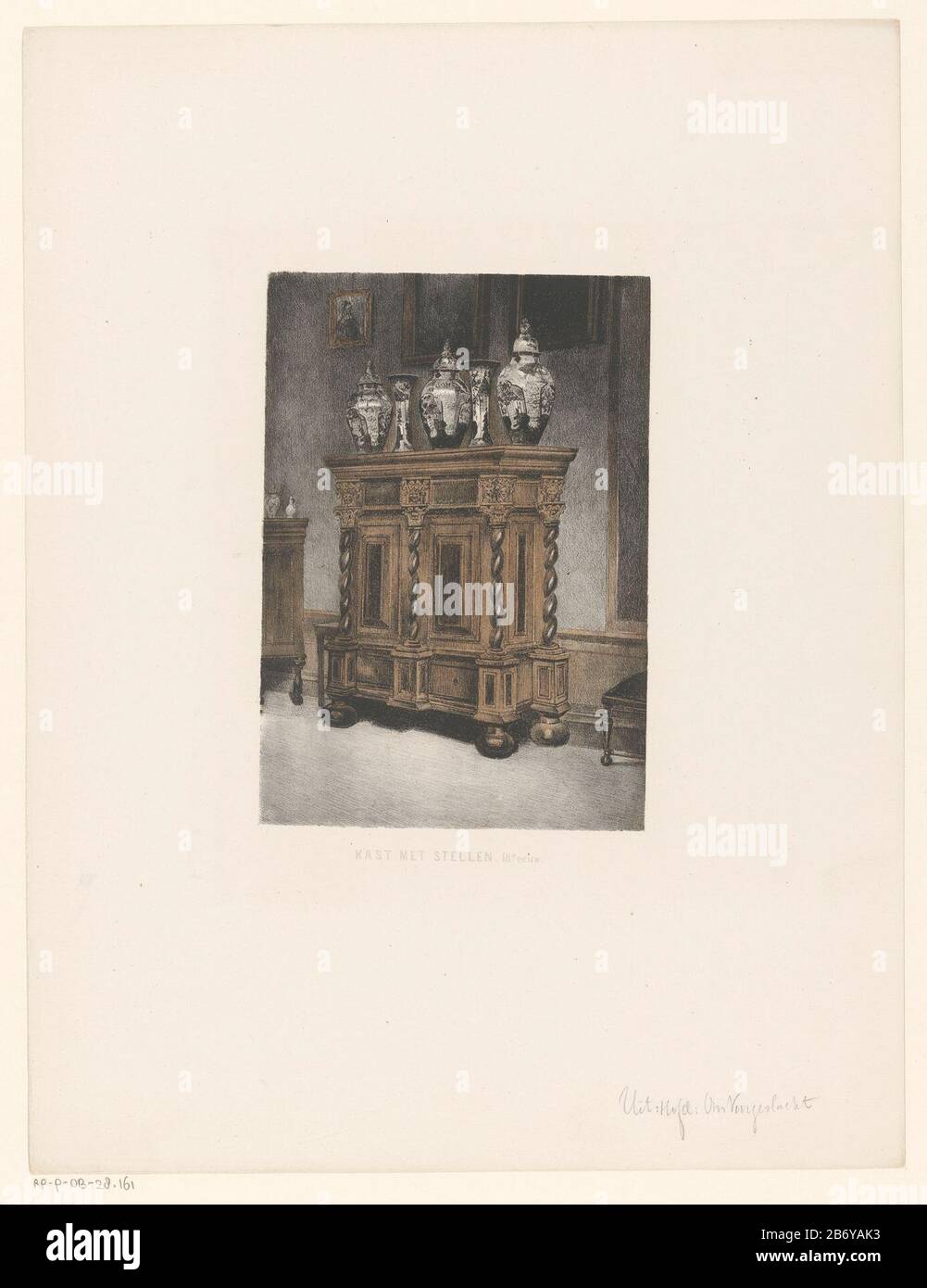 Kast met vazen Kast met stellen, 18e eeuw (titel op object) Das Holzkabinett mit verdrehten Säulen dekoriert. Auf der Hülle befinden sich vier Porzellanvasen. An der Wand hängen Schilderijen. Hersteller: Druckmaschine: Anonymer Herausgeber: AC Kruseman Herstellung: Niederlande Datum: 1857 - 1864 Physische Merkmale: Tonlithograph in Schwarz mit Tonblöcken in Grau und Braun Material: Papiertechnik: Tonlithographiemaße: Blatt: H 390 mm × W 300 mmToelichtingMiete für: Hofdijk, WJ Our Ancestry, 1859-64. Betrifft: Schrank oder Keramik: Glas, Kanne, Topf, Vase Stockfoto