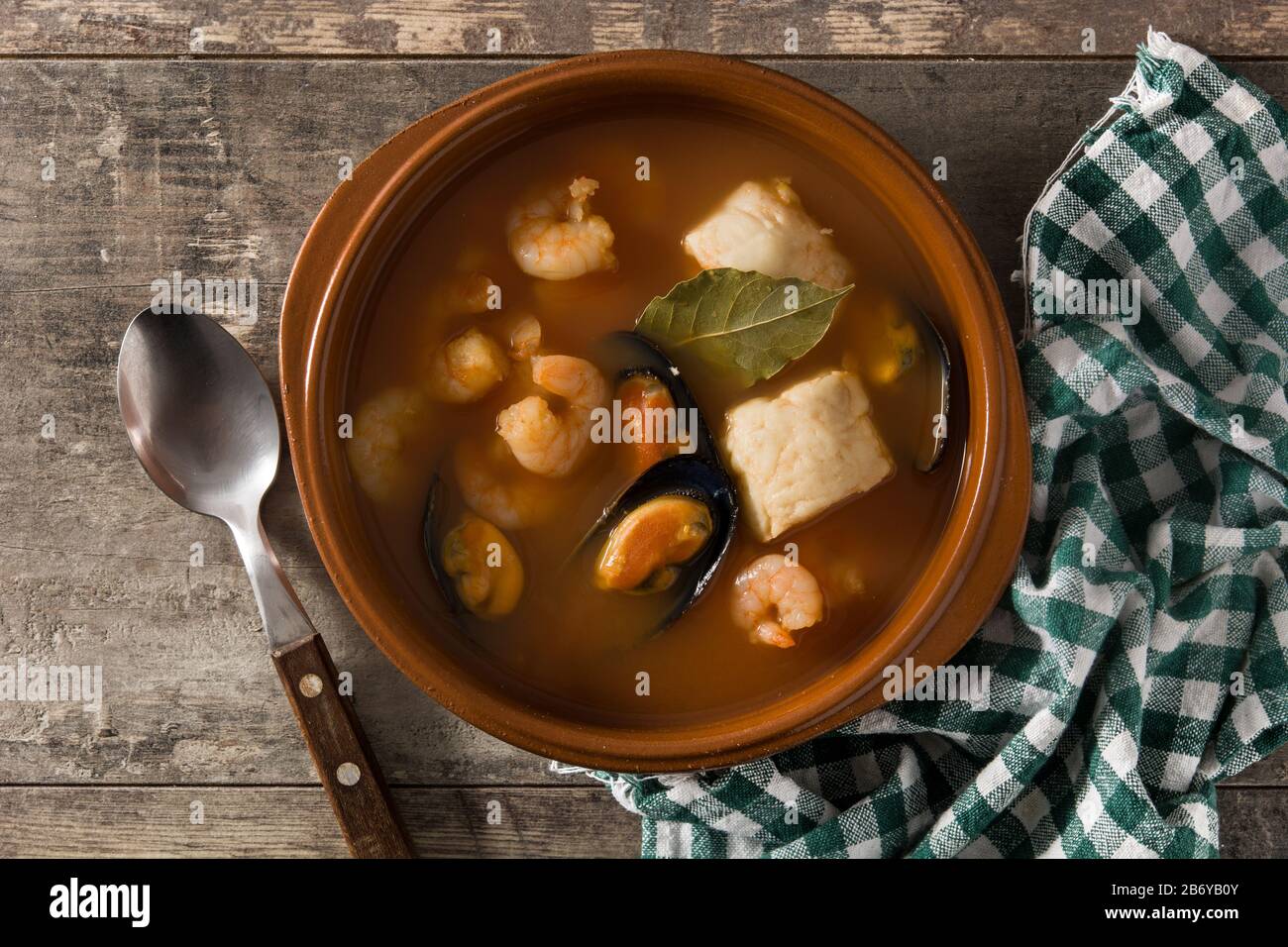Französische Bouillabaisse Suppe auf hölzernen Tisch Stockfoto