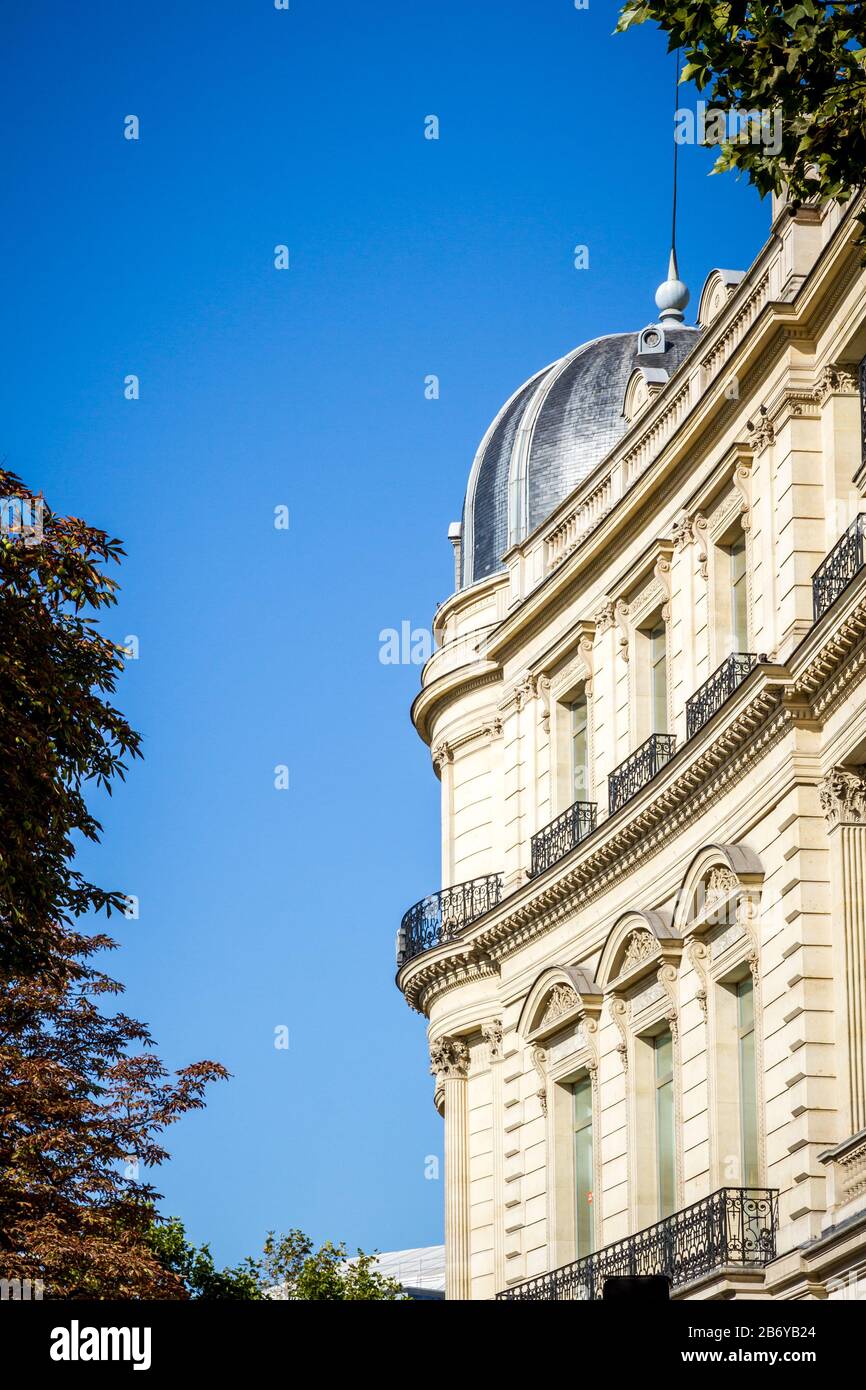 Paris/FRANKREICH - 10. September 2019 : Haussmann Baudetails an der Champs-Elyssees Avenue Stockfoto
