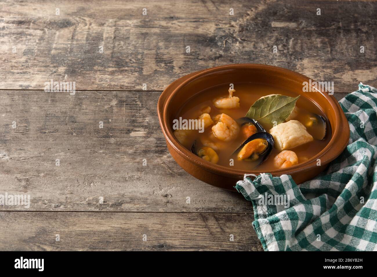 Französische Bouillabaisse Suppe auf hölzernen Tisch Stockfoto