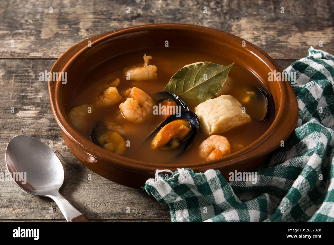 Französische Bouillabaisse Suppe auf hölzernen Tisch Stockfoto