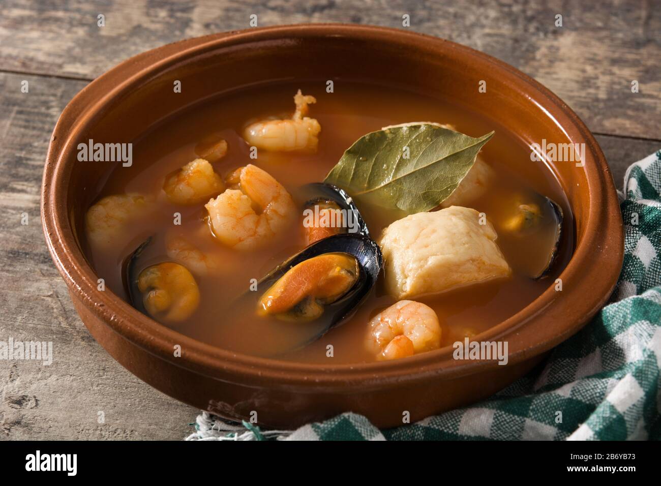 Französische Bouillabaisse Suppe auf hölzernen Tisch Stockfoto