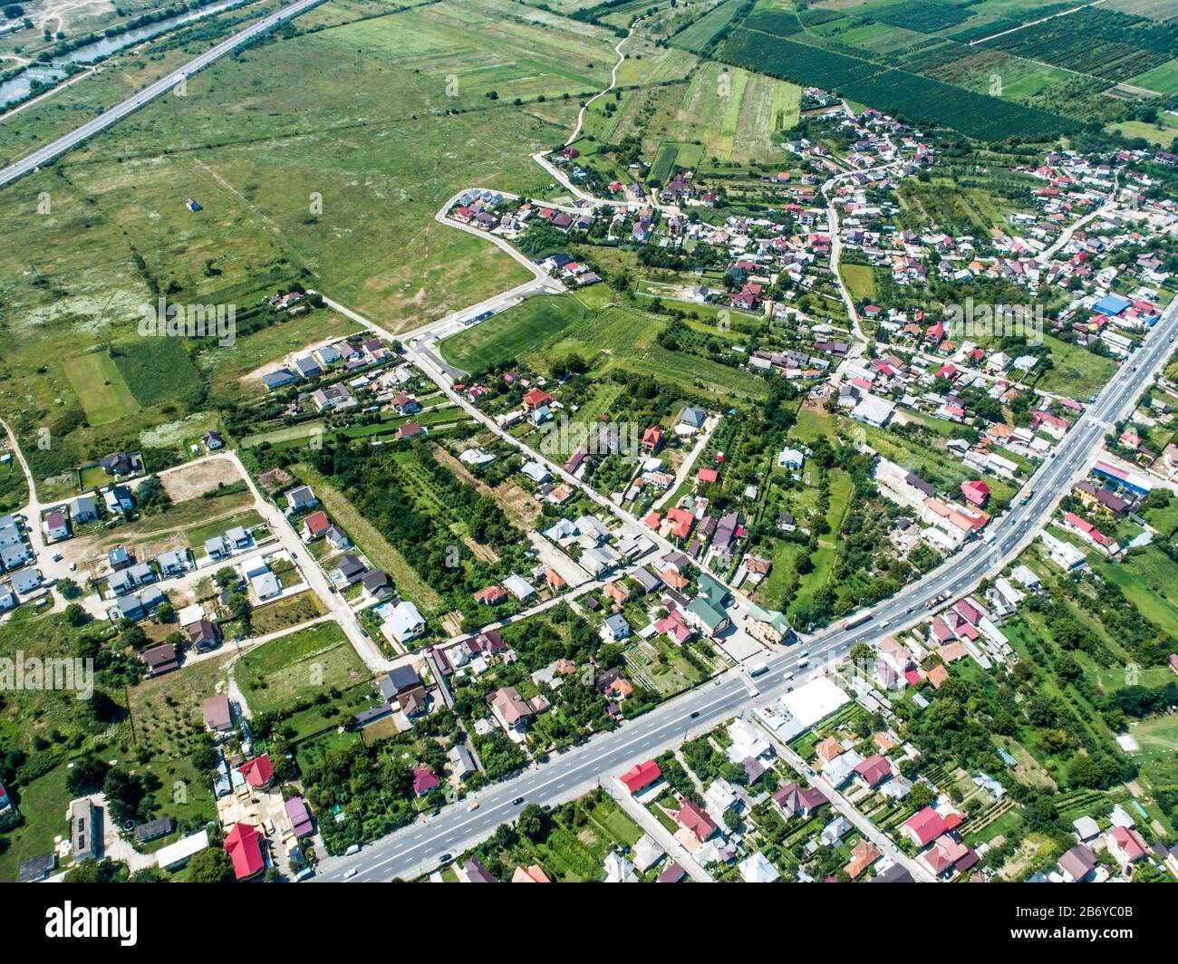 Dronblick auf eine Straße, die ein Wohngebiet der Stadt durchquert Stockfoto