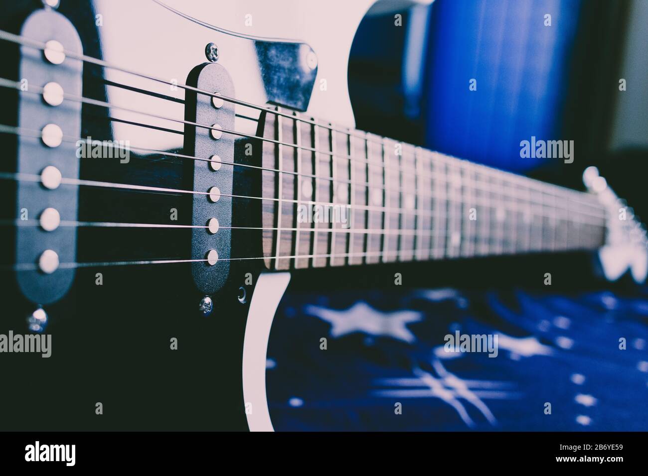 Nahaufnahme eines E-Gitarrenpickups Stockfoto