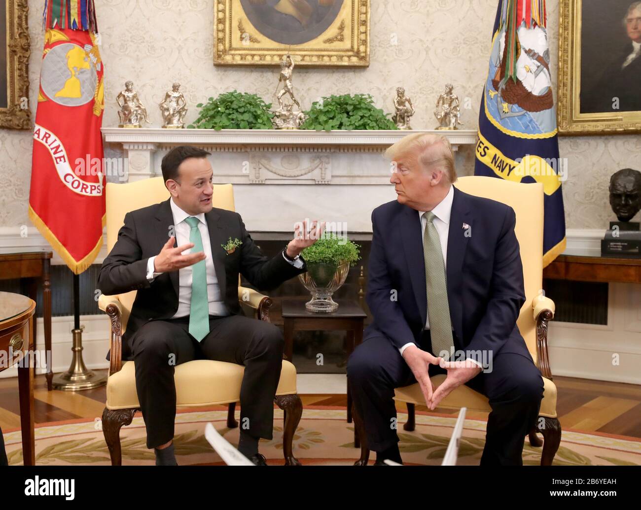 Taoiseach Leo Varadkar (links) trifft während des Besuchs des Taoiseach in den USA im Oval Office im Weißen Haus in Washington DC auf US-Präsident Donald Trump. Stockfoto