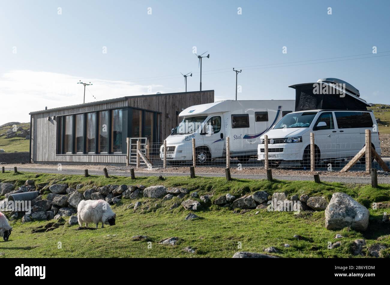Parkplatz am Strand von Campervan und Motorhome bei Huishinish auf der Insel Harris, den äußeren Hebriden, Schottland. GROSSBRITANNIEN. Stockfoto