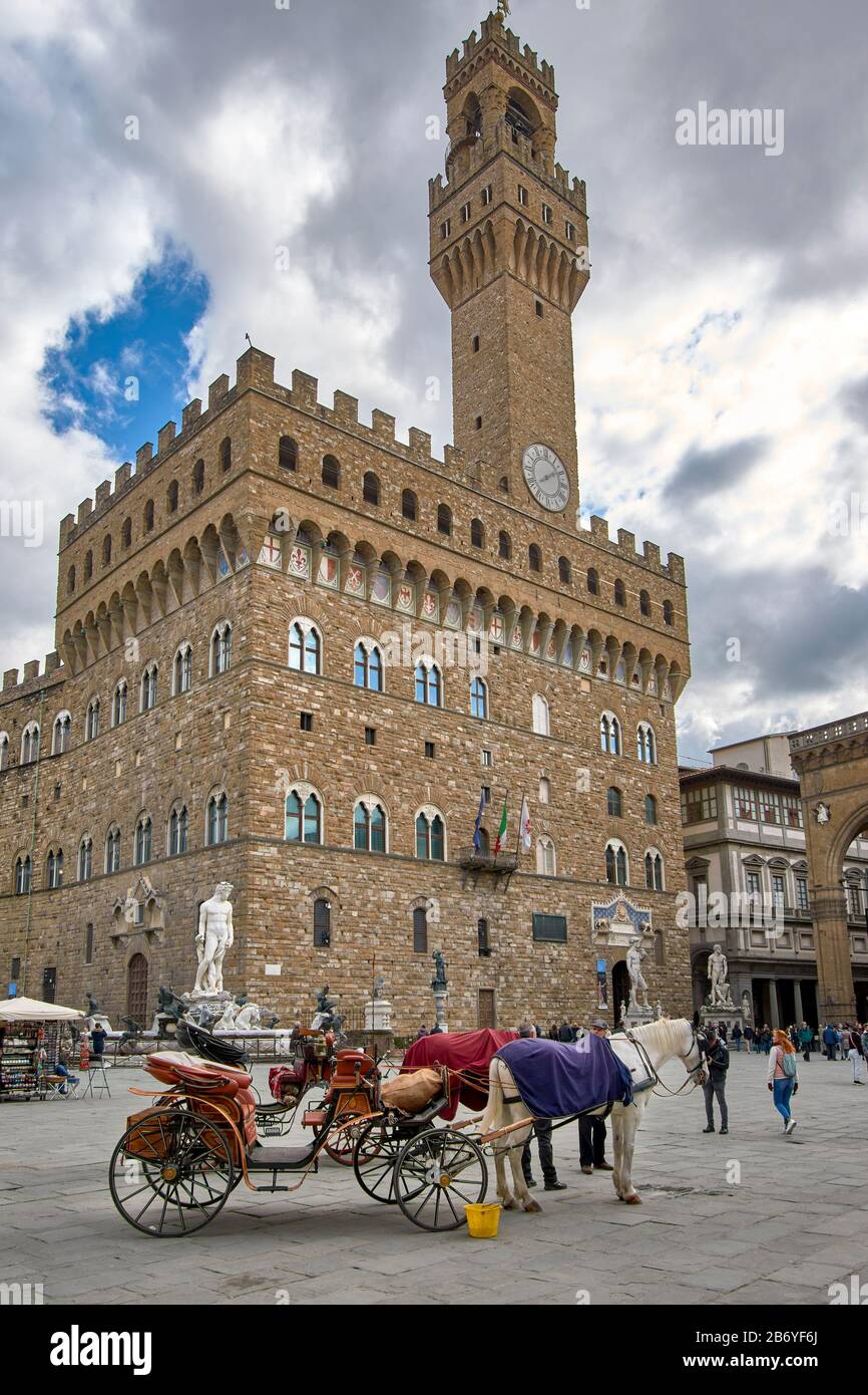 FLORENZ ITALIEN PIAZZA DELLA SIGNORIA PALAZZO VECCHIO UND UHRTURM UND PFERD MIT KUTSCHE Stockfoto