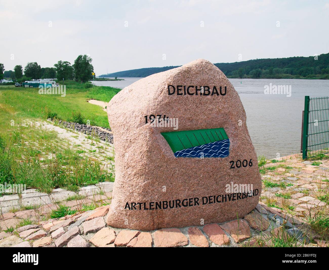 Gedenkstein anlässlich der Entwicklung des Deichbaus durch den Artlenburger Deichverband Niedersachsen. Stockfoto