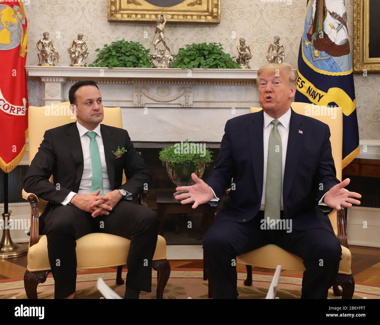 Taoiseach Leo Varadkar (links) trifft während des Besuchs des Taoiseach in den USA im Oval Office im Weißen Haus in Washington DC auf US-Präsident Donald Trump. Stockfoto