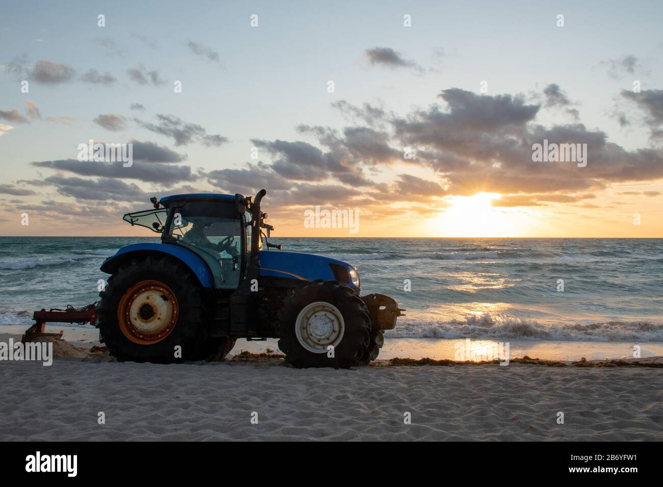 Traktor auf den Strand Stockfoto