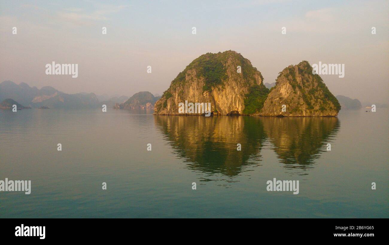 Felsige Inseln in Ha Long Bay Stockfoto