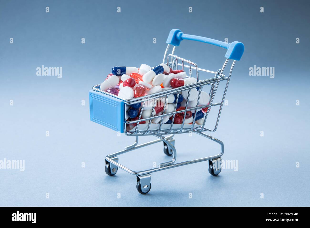Ein Konzeptbild eines Einzelhandels, Einkaufswagens oder Wagens voller Pillen, Tabletten, Antibiotika, Schmerzmittel, die Resistenz gegen Viren und Bakterien erzeugen Stockfoto