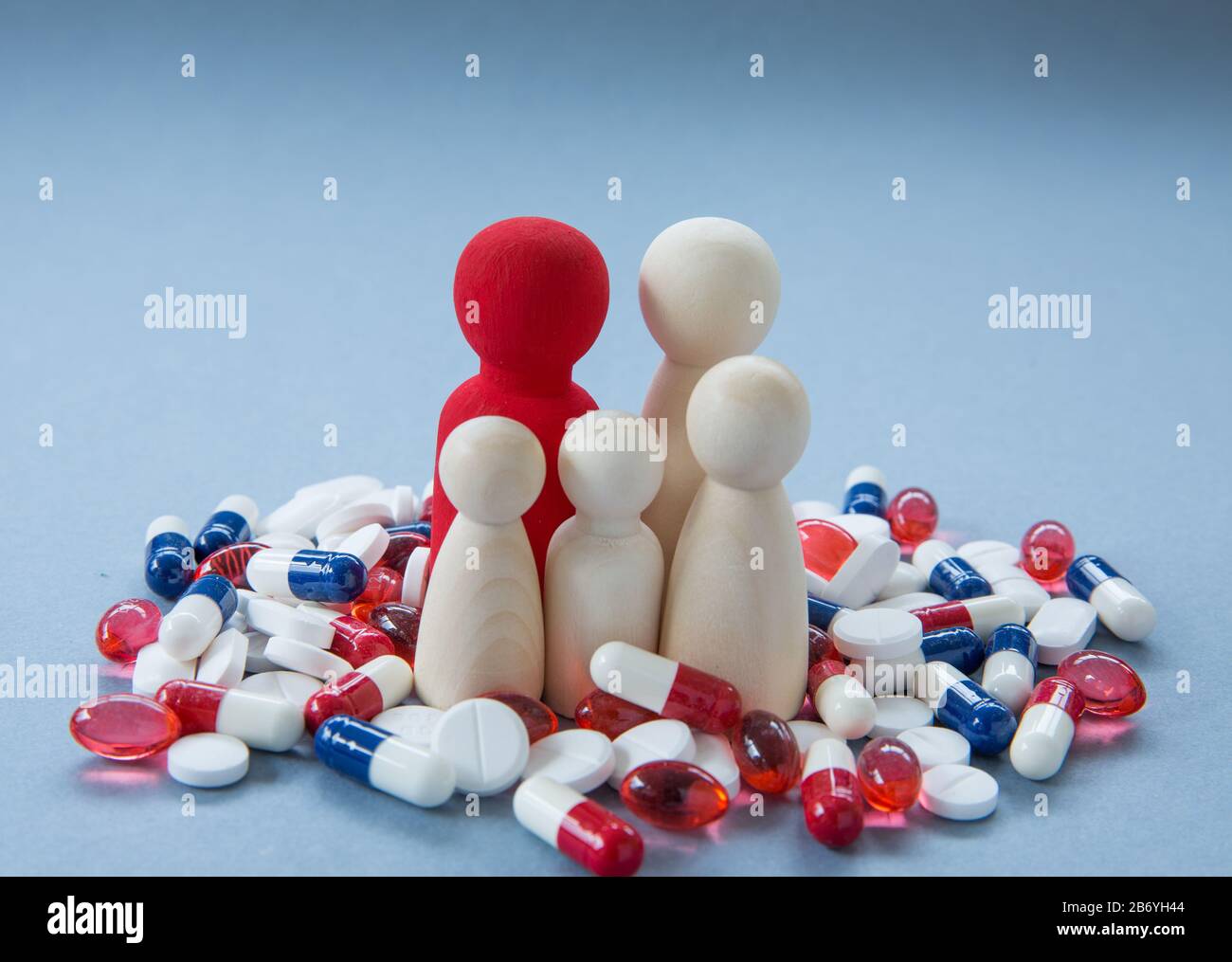 Ein Konzept des Missbrauchs und des Überkonsums von Pillen, Tabletten und Medikamenten wie Antibiotika, Paracetamol und Schmerzmitteln, das antibiotikaresistente Medikamente erlaubt Stockfoto