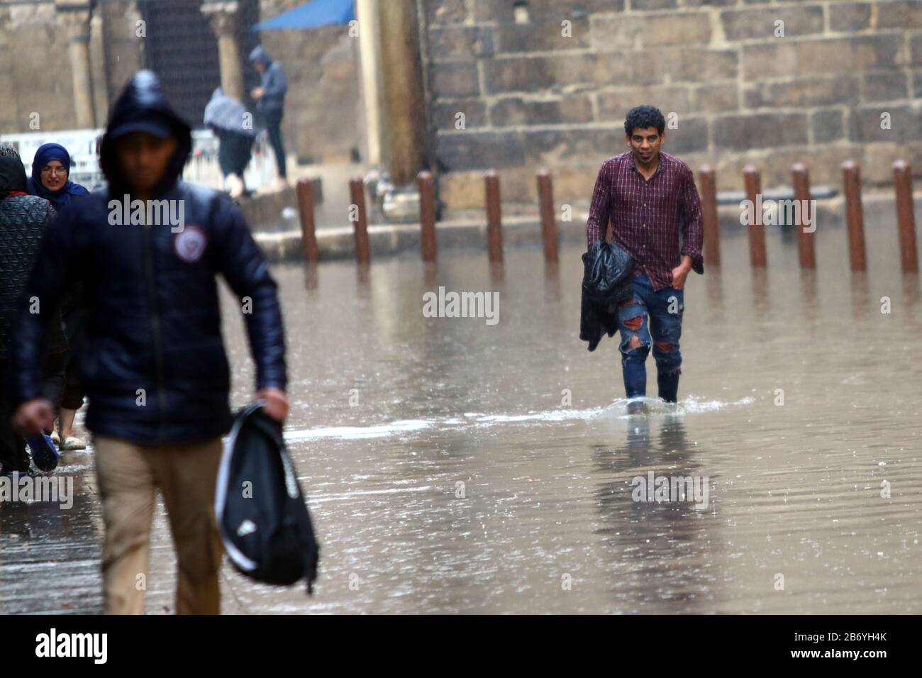 (200312) -- KAIRO, 12. März 2020 (Xinhua) -- Fußgänger gehen in einer überfluteten Straße in Kairo, Ägypten, 12. März 2020. Die ägyptische Hauptstadt Kairo erlebte am Donnerstag ein Gewitter und heftige Regenfälle. (Xinhua/Ahmed Gomaa) Stockfoto