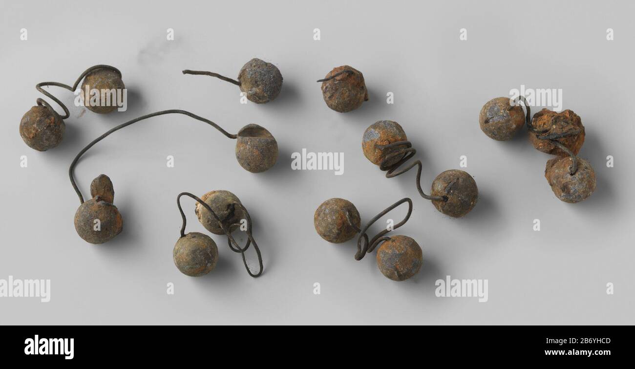Zeven Draadkogels aus Kettingkogels, telkens twee masseve bolvormige loden kogels verbonden door een gedraaide koperdraad. Springshot. Hersteller : AnoniemPlaats Herstellung: Nederland dating: 1693 - 1702 Material: Lood Abmessungen: D 2 cm Draad: L 10 cm. (Ongekruld) Datum: 1702 - 1702 - 04-03 Stockfoto
