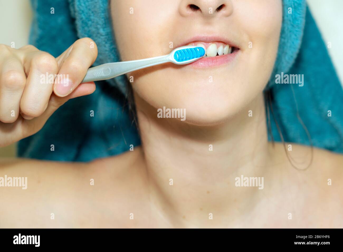 Frau, die ihre Zähne nach der täglichen Dusche waschen. Stockfoto