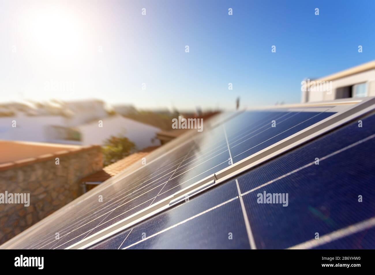 Solaranlagen auf dem Dach eines Hauses in einer portugiesischen Stadt. Saubere grüne Energie Stockfoto