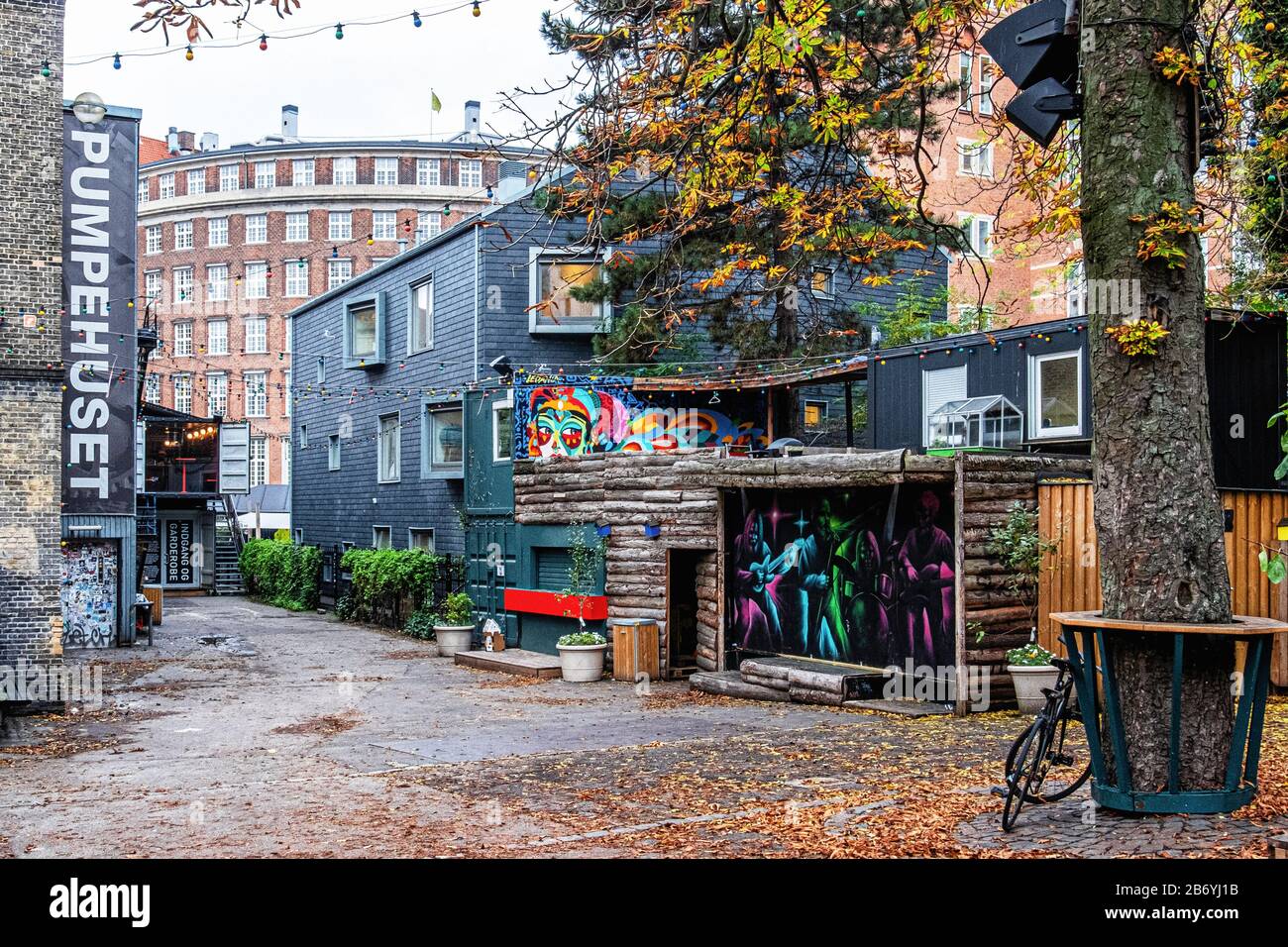 Konzert- und Musiklokal Byhaven Pumpehuset. Beergarten veranstaltet im Sommer kostenlose Konzerte in Kopenhagen, Dänemark Stockfoto