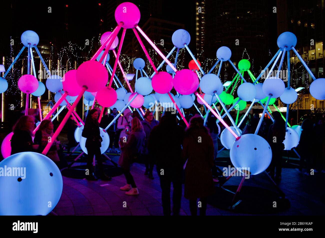 Die Affinity-Ausstellung im Winter Lights 2020 in Canary Wharf in London, Großbritannien Stockfoto