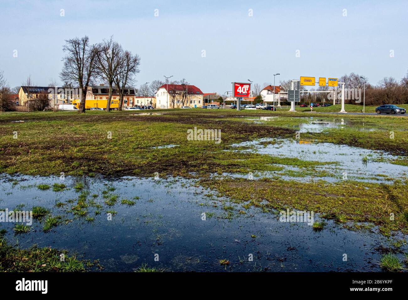 Starke Winterniederschläge lassen nass und wasserablasendes Gelände in Hönow, Hoppegarten, Brandenburg, Deutschland Stockfoto