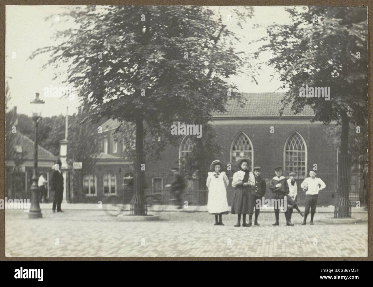 Kinder voor Kapel de Liefde in de Bilderdijkstraat te Amsterdam Teil des Albums mit Bildern von Amsterdam und Ome. Hersteller : Fotograf: Anonymer Ort Herstellung: Amsterdam Datum: CA. 1910 - ca. 1930 Physikalische Merkmale: Gelatine silberfarbenes Druckmaterial: Papier Fotopapier Technik: Gelatine silberfarbenes Druckmaß: H 124 mm × W 178 mm Betreff: Kirche (außen) - QQ - kleine Kirche, Kapelle wo Amsterdam Stockfoto