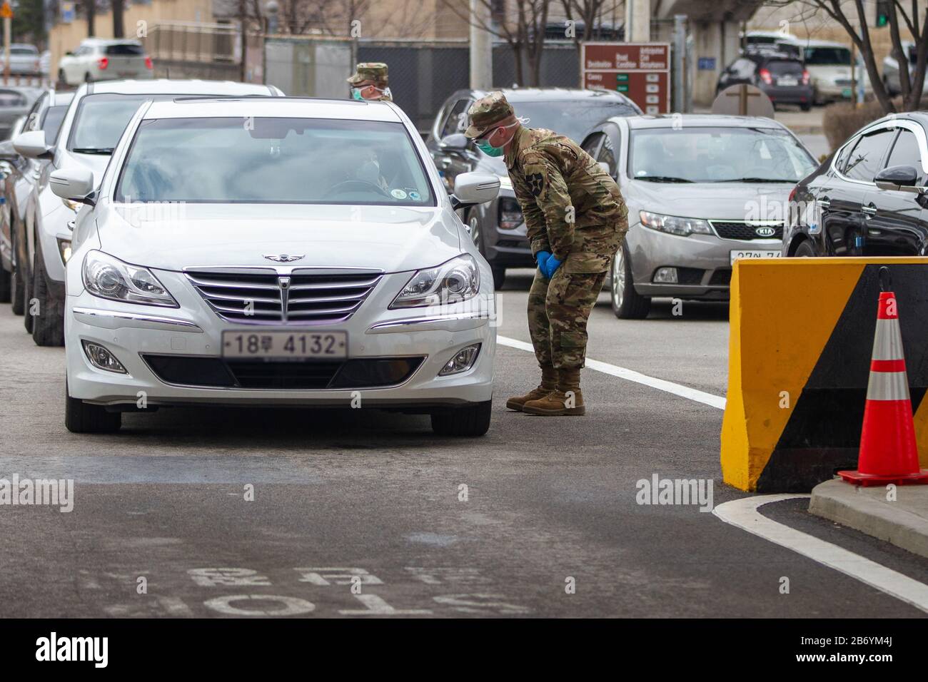 Soldaten der U.S. Army Garrison Casey (Südkorea) führen Vorsorgeverfahren für Coronavirus für Personen durch, die auf den Eintritt in die Basis warten. Stockfoto