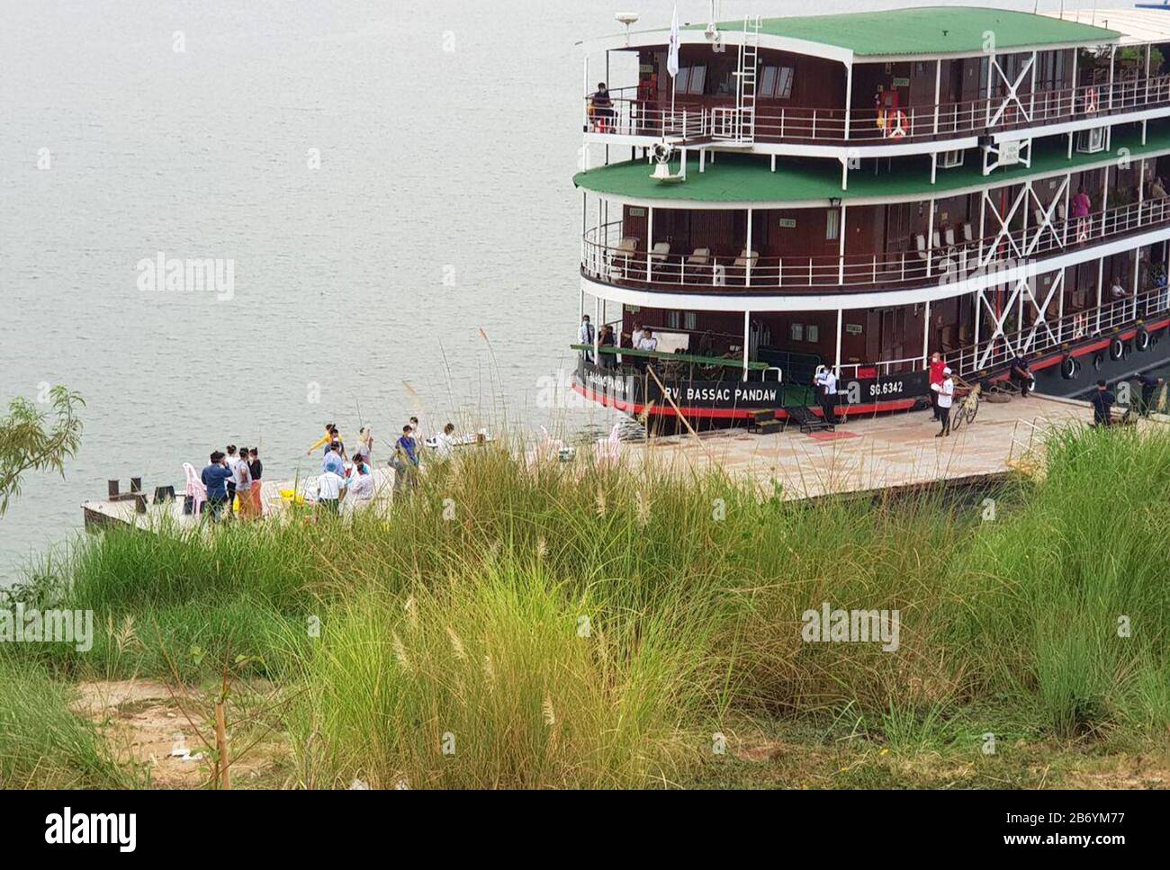 Kampong Cham. März 2020. Das Foto, das am 11. März 2020 aufgenommen wurde, zeigt das Kreuzfahrtschiff Viking Cruise Journey Docking an einem Fluss in der Provinz Kampong Cham, Kambodscha. Kambodschas Gesundheitsministerium teilte am Donnerstag mit, dass zwei weitere britische Passagiere an Bord des Kreuzfahrtschiffs Viking Cruise Journey positiv auf COVID-19 getestet wurden, was die Gesamtzahl der Infektionen auf dem Schiff auf drei brachte. Credit: So Pheak/Xinhua/Alamy Live News Stockfoto