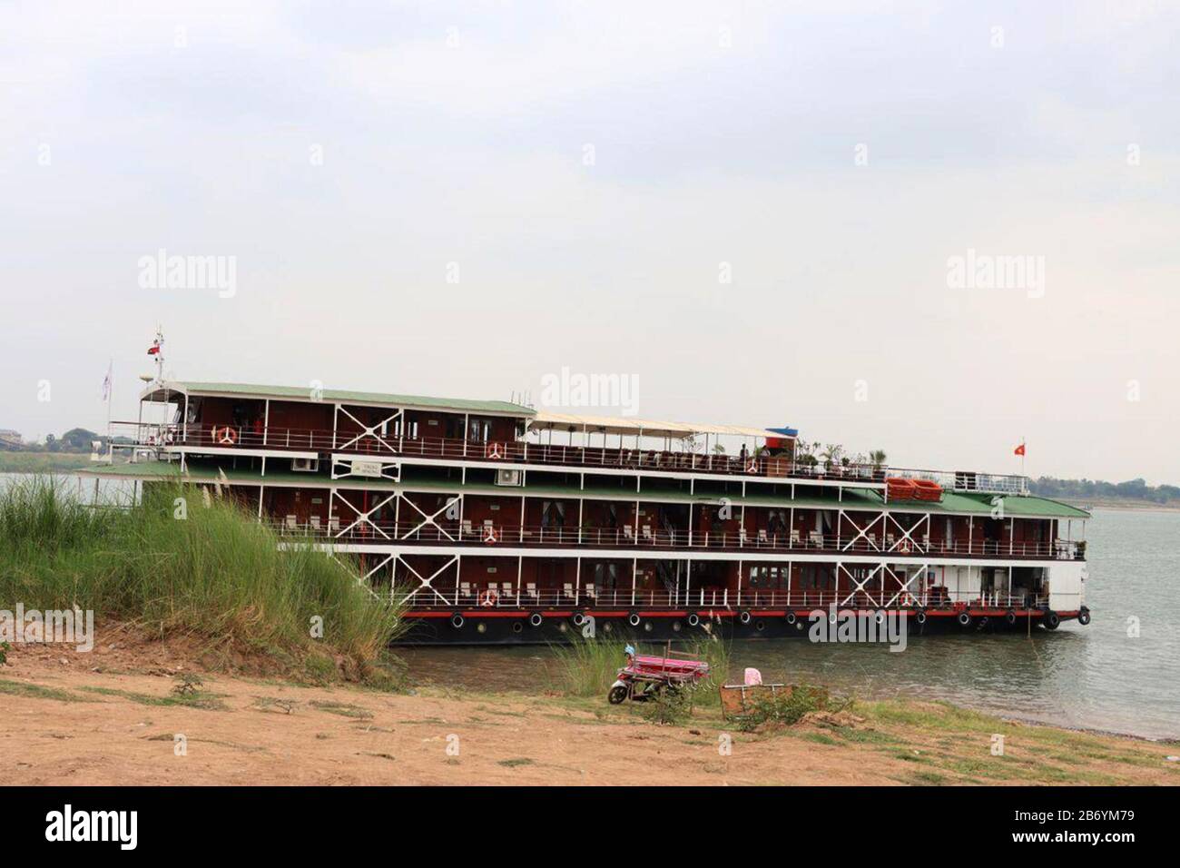 Kampong Cham. März 2020. Das Foto, das am 11. März 2020 aufgenommen wurde, zeigt das Kreuzfahrtschiff Viking Cruise Journey Docking an einem Fluss in der Provinz Kampong Cham, Kambodscha. Kambodschas Gesundheitsministerium teilte am Donnerstag mit, dass zwei weitere britische Passagiere an Bord des Kreuzfahrtschiffs Viking Cruise Journey positiv auf COVID-19 getestet wurden, was die Gesamtzahl der Infektionen auf dem Schiff auf drei brachte. Credit: So Pheak/Xinhua/Alamy Live News Stockfoto