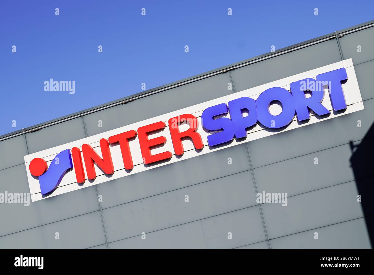 Bordeaux, Aquitanien/Frankreich - 01 22 2020: Intersport-Shop Sportlichkeit Logo Marke Beschilderung französische Kette von Sportartikeln Geschäft Stockfoto