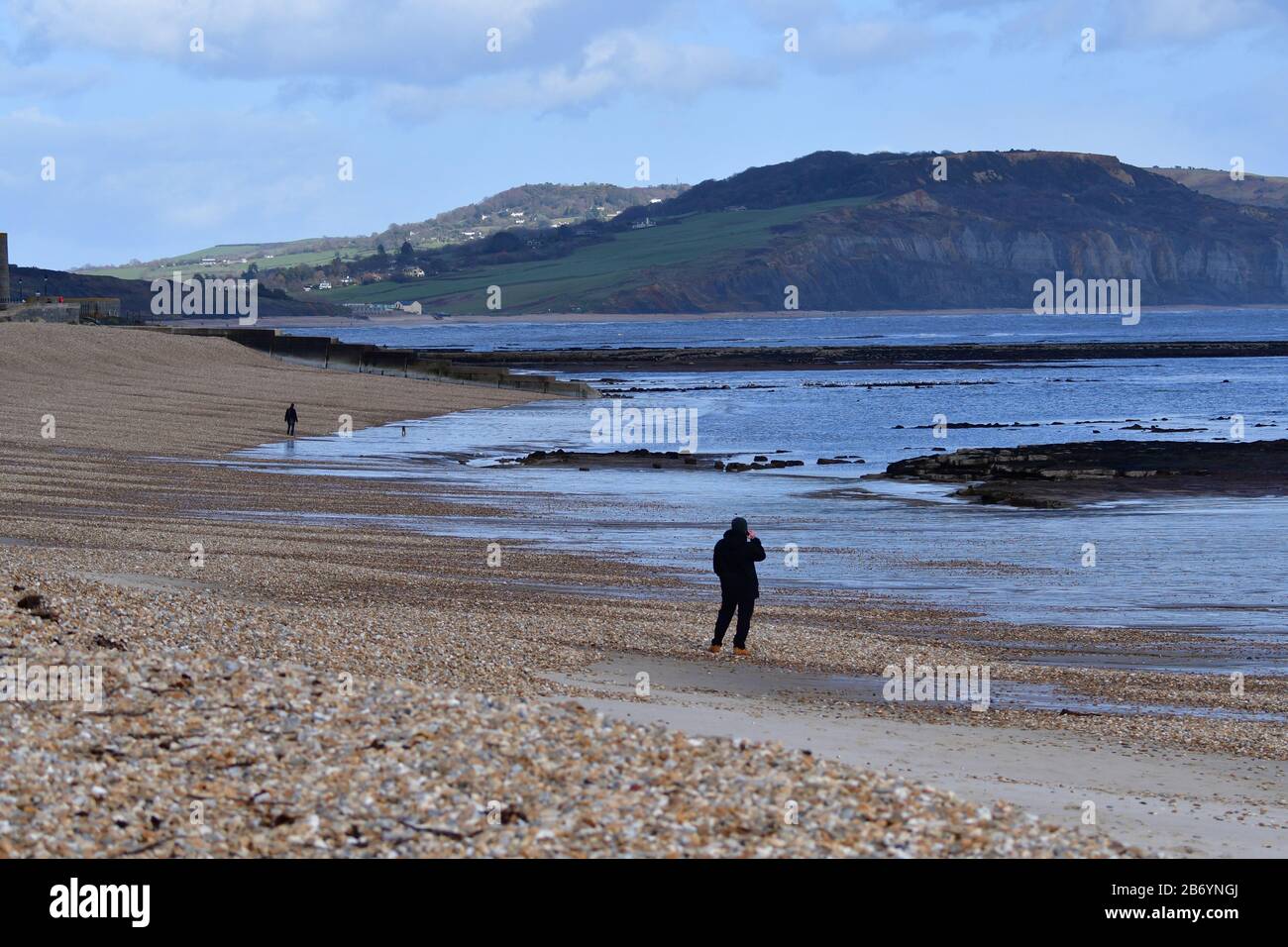 Lyme Regis, Dorset. März 2020. Wetter in Großbritannien. Der Strand Lyme Regis an einem sonnigen und sehr kalten Nachmittag ist LEER, bis auf ein paar Strandwägen. Bildnachweis Robert Timoney/Alamy/Live/News Stockfoto