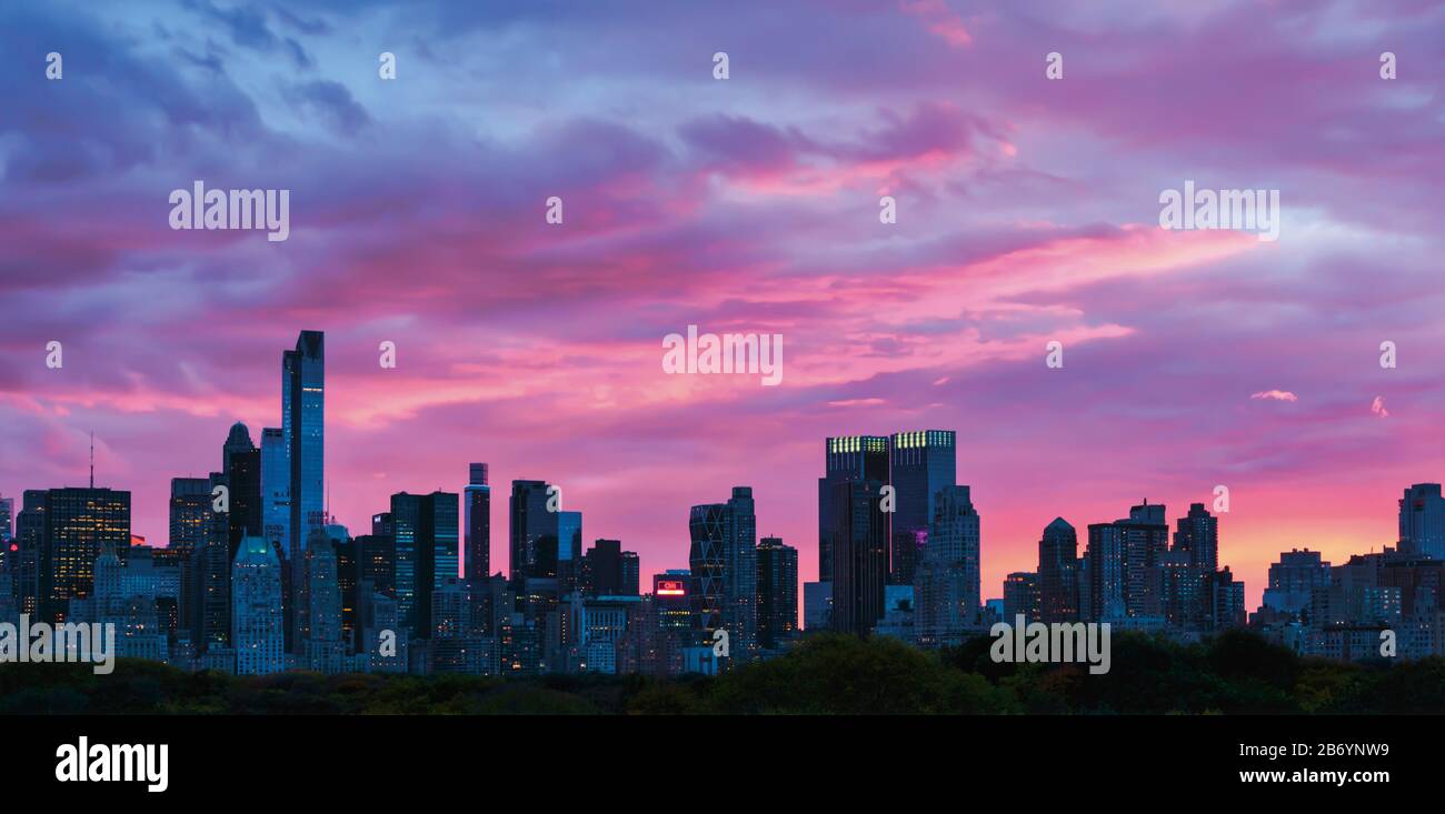 Skyline über Central Park in der Abenddämmerung, New York City, New York State, Vereinigte Staaten von Amerika. Stockfoto