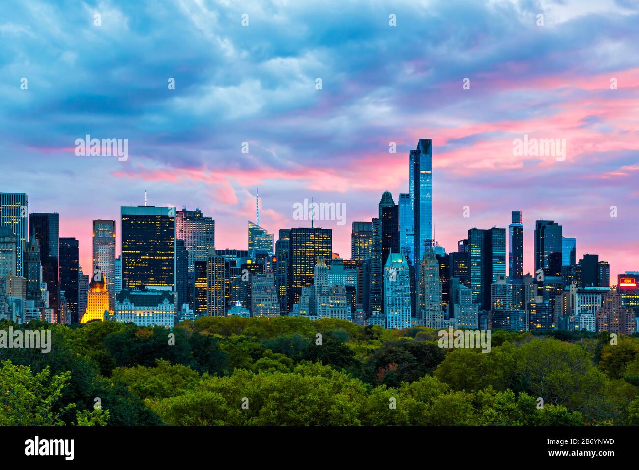 Skyline über Central Park in der Abenddämmerung, New York City, New York State, Vereinigte Staaten von Amerika. Stockfoto